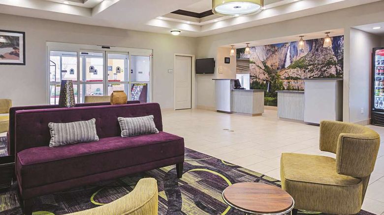 <b>La Quinta Inn & Suites Fresno NW Lobby</b>. Images powered by <a href="https://iceportal.shijigroup.com/" title="IcePortal" target="_blank">IcePortal</a>.