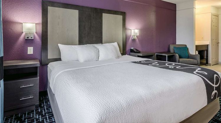 La Quinta Inn & Suites Kansas City Arpt Suite
