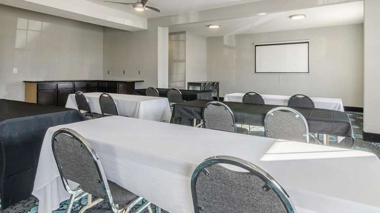 La Quinta Inn & Suites Kansas City Arpt Meeting