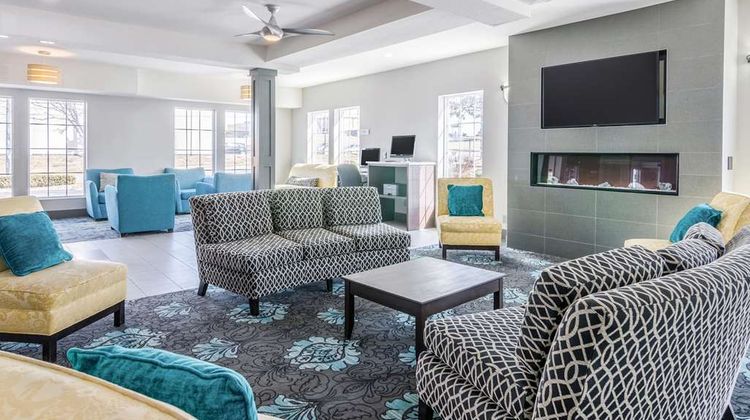 La Quinta Inn & Suites Kansas City Arpt Lobby