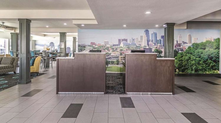 La Quinta Inn & Suites Kansas City Arpt Lobby