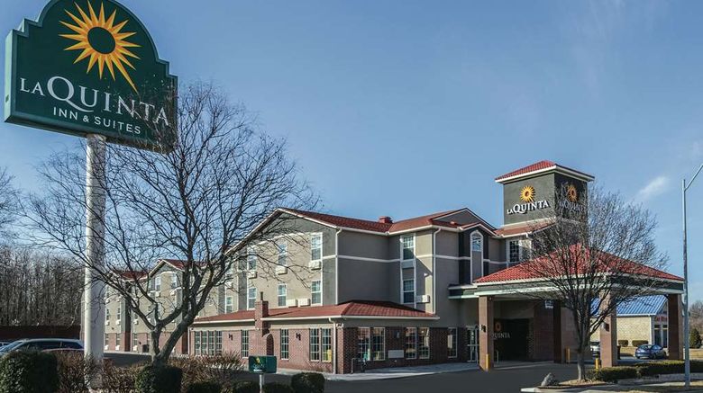 <b>La Quinta Inn & Suites Kansas City Arpt Exterior</b>. Images powered by <a href="https://iceportal.shijigroup.com/" title="IcePortal" target="_blank">IcePortal</a>.