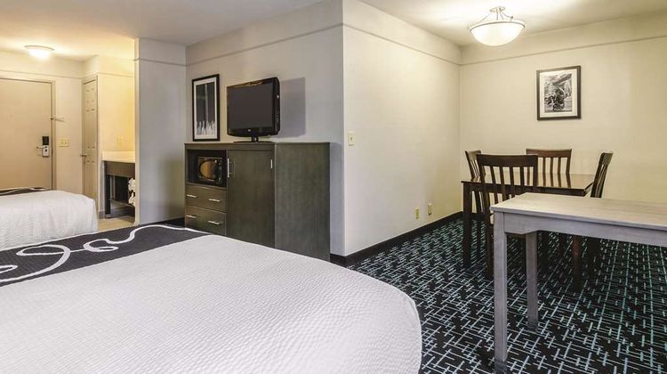 La Quinta Inn & Suites Kansas City Arpt Room