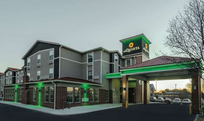 La Quinta Inn & Suites Kansas City Arpt Exterior