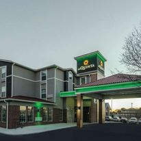 La Quinta Inn & Suites Kansas City Arpt