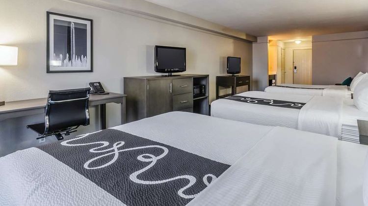 La Quinta Inn & Suites Kansas City Arpt Suite