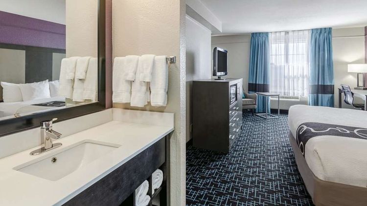 La Quinta Inn & Suites Kansas City Arpt Room