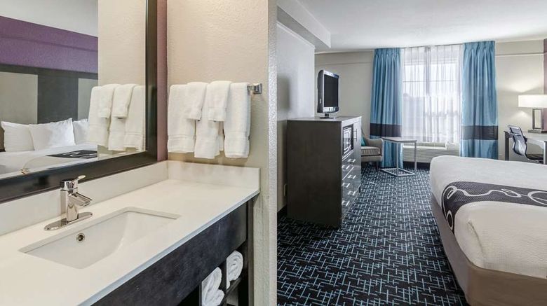<b>La Quinta Inn & Suites Kansas City Arpt Room</b>. Images powered by <a href="https://iceportal.shijigroup.com/" title="IcePortal" target="_blank">IcePortal</a>.