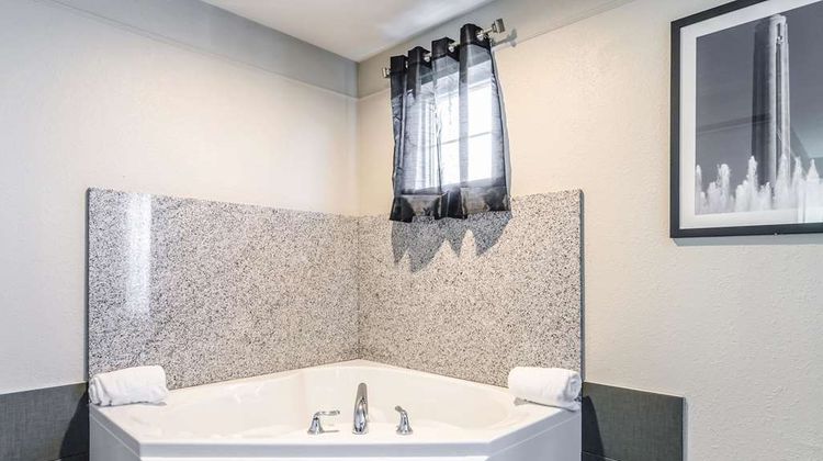 La Quinta Inn & Suites Kansas City Arpt Suite