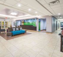 La Quinta Inn & Suites Tulsa Airport Lobby
