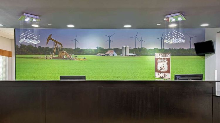 La Quinta Inn & Suites Tulsa Airport Lobby