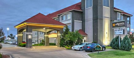 La Quinta Inn & Suites Tulsa Airport Exterior