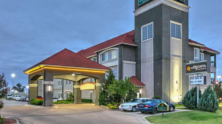 La Quinta Inn & Suites Tulsa Airport Exterior