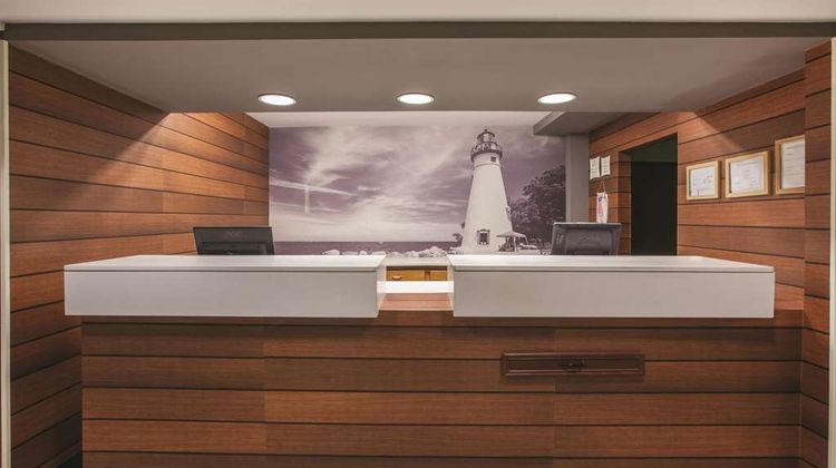 La Quinta Inn & Suites Erie Lobby