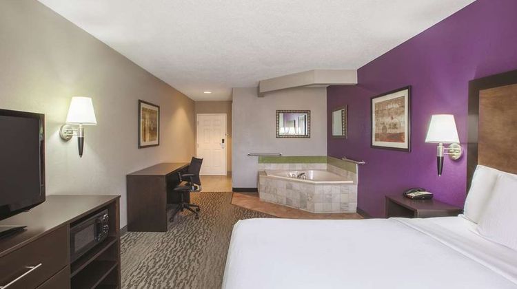 La Quinta Inn & Suites Erie Suite
