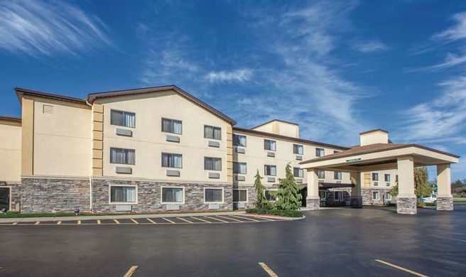 La Quinta Inn & Suites Erie Exterior