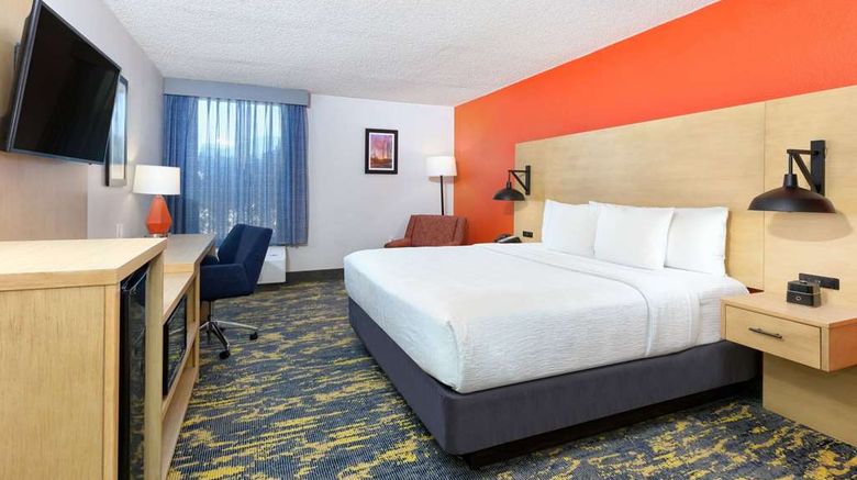 <b>La Quinta Inn & Suites Las Colinas Room</b>. Images powered by <a href="https://iceportal.shijigroup.com/" title="IcePortal" target="_blank">IcePortal</a>.