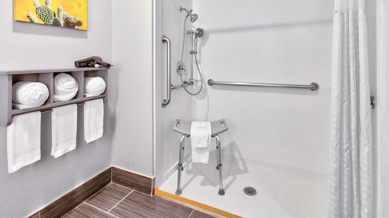 <b>La Quinta Inn & Suites Las Colinas Room</b>. Images powered by <a href="https://iceportal.shijigroup.com/" title="IcePortal" target="_blank">IcePortal</a>.