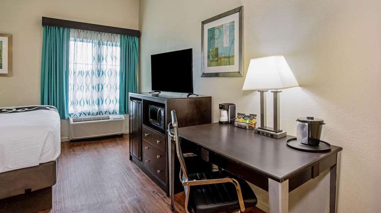 <b>La Quinta Inn & Suites Pier Park Room</b>. Images powered by <a href="https://iceportal.shijigroup.com/" title="IcePortal" target="_blank">IcePortal</a>.