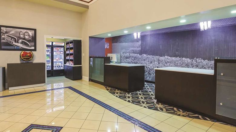 <b>La Quinta Inn & Suites Bowling Green Lobby</b>. Images powered by <a href="https://iceportal.shijigroup.com/" title="IcePortal" target="_blank">IcePortal</a>.