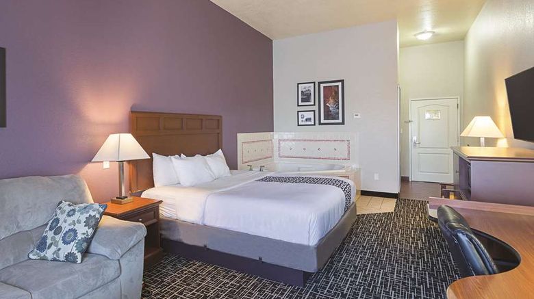 <b>La Quinta Inn & Suites Bowling Green Suite</b>. Images powered by <a href="https://iceportal.shijigroup.com/" title="IcePortal" target="_blank">IcePortal</a>.