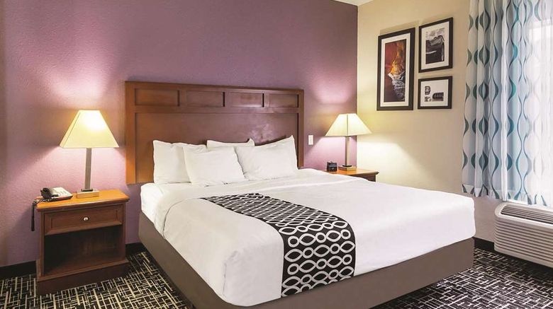<b>La Quinta Inn & Suites Bowling Green Suite</b>. Images powered by <a href="https://iceportal.shijigroup.com/" title="IcePortal" target="_blank">IcePortal</a>.