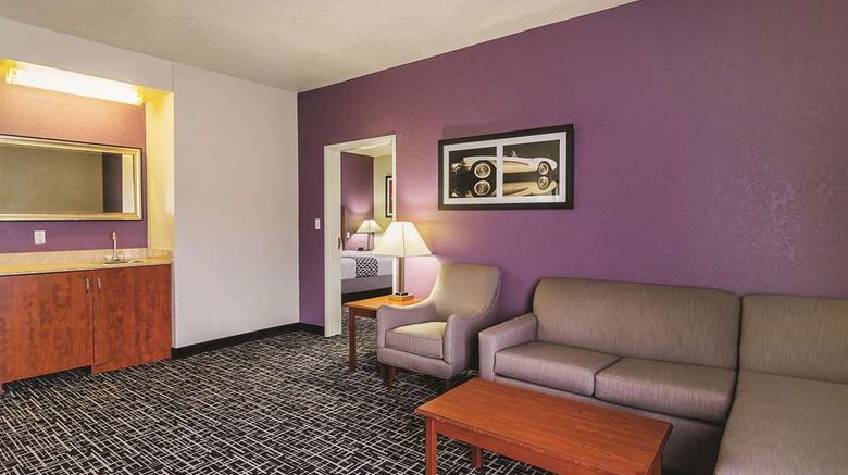 <b>La Quinta Inn & Suites Bowling Green Suite</b>. Images powered by <a href="https://iceportal.shijigroup.com/" title="IcePortal" target="_blank">IcePortal</a>.