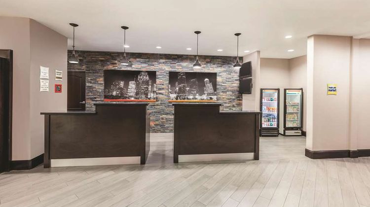 La Quinta Inn & Suites Bush Intl Airport Lobby