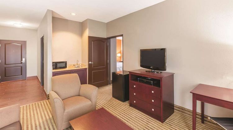 La Quinta Inn & Suites Bush Intl Airport Suite