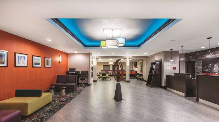 La Quinta Inn & Suites Bush Intl Airport Lobby