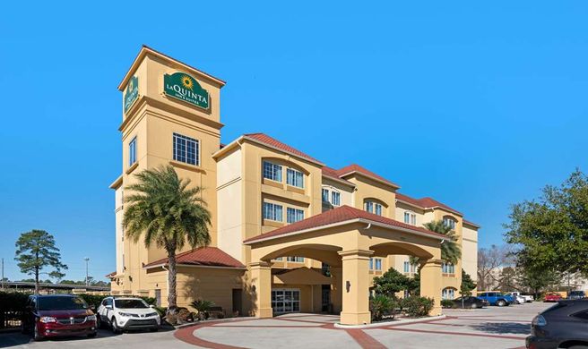 La Quinta Inn & Suites Bush Intl Airport Exterior
