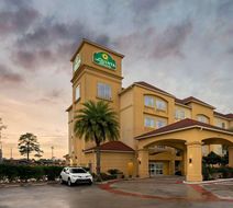 La Quinta Inn & Suites Bush Intl Airport Exterior