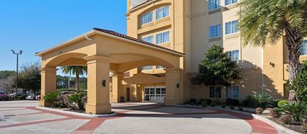 La Quinta Inn & Suites Bush Intl Airport Exterior