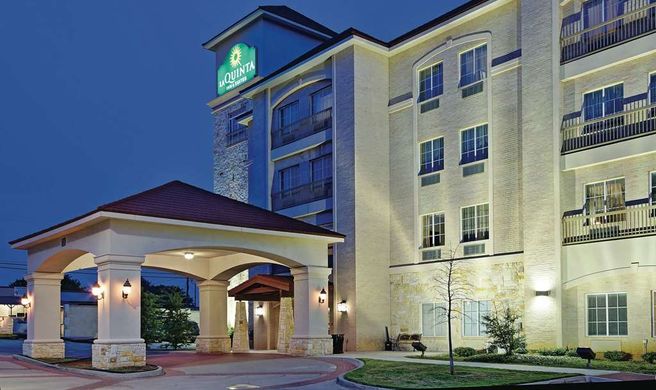 La Quinta Inn & Suites DFW Airport Exterior
