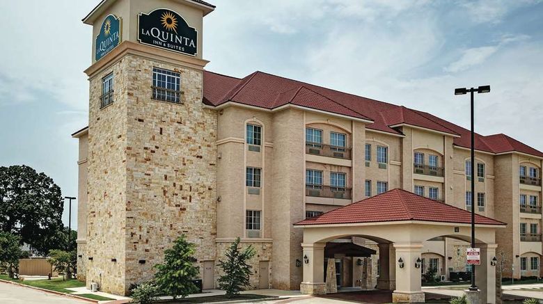 <b>La Quinta Inn & Suites DFW Airport Exterior</b>. Images powered by <a href="https://iceportal.shijigroup.com/" title="IcePortal" target="_blank">IcePortal</a>.