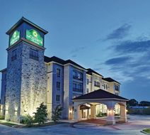La Quinta Inn & Suites DFW Airport Exterior