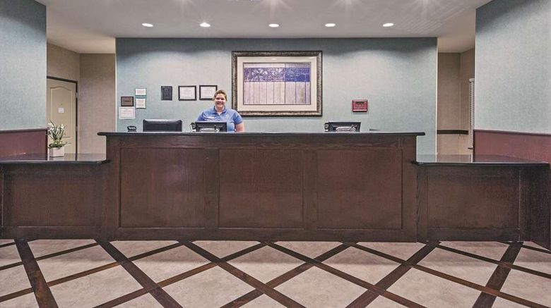 <b>La Quinta Inn & Suites DFW Airport Lobby</b>. Images powered by <a href="https://iceportal.shijigroup.com/" title="IcePortal" target="_blank">IcePortal</a>.