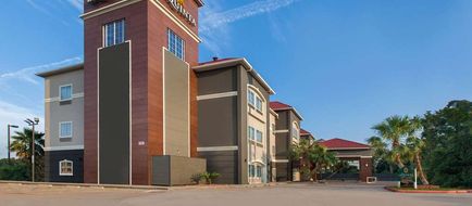 La Quinta Inn & Suites New Caney Exterior