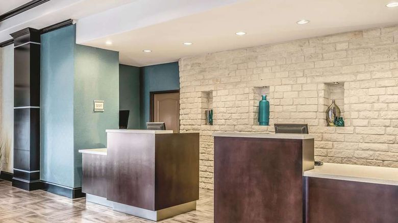 <b>La Quinta Inn & Suites South Lobby</b>. Images powered by <a href="https://iceportal.shijigroup.com/" title="IcePortal" target="_blank">IcePortal</a>.