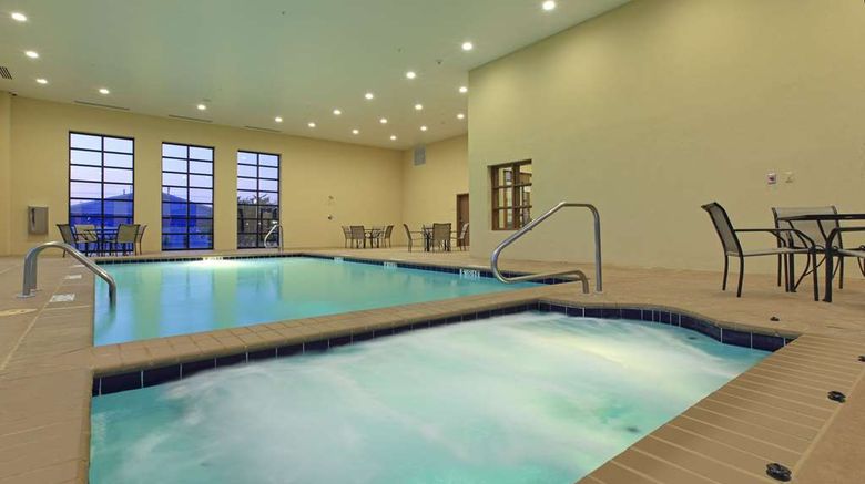 <b>La Quinta Inn & Suites Memphis Wolfchase Pool</b>. Images powered by <a href="https://iceportal.shijigroup.com/" title="IcePortal" target="_blank">IcePortal</a>.