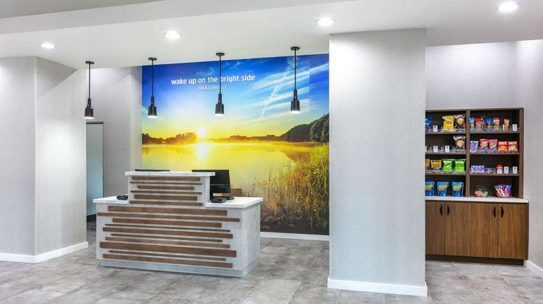 <b>La Quinta Inn & Suites Jacksonville Lobby</b>. Images powered by <a href="https://iceportal.shijigroup.com/" title="IcePortal" target="_blank">IcePortal</a>.