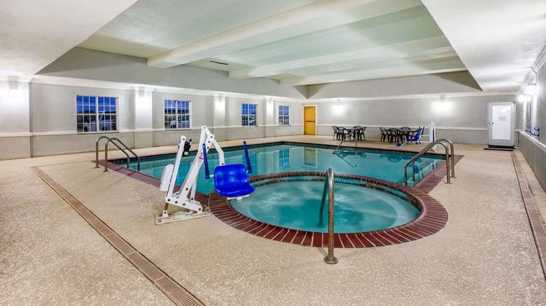 <b>La Quinta Inn & Suites Mt. Pleasant Pool</b>. Images powered by <a href="https://iceportal.shijigroup.com/" title="IcePortal" target="_blank">IcePortal</a>.