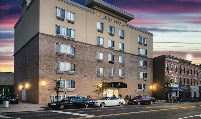 La Quinta Inn & Suites Brooklyn Exterior