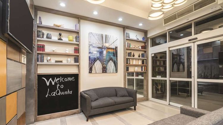 La Quinta Inn & Suites Brooklyn Lobby
