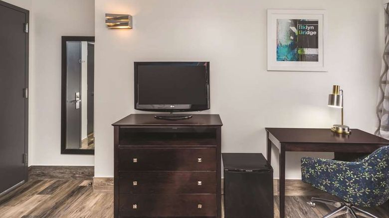 <b>La Quinta Inn & Suites Brooklyn Room</b>. Images powered by <a href="https://iceportal.shijigroup.com/" title="IcePortal" target="_blank">IcePortal</a>.