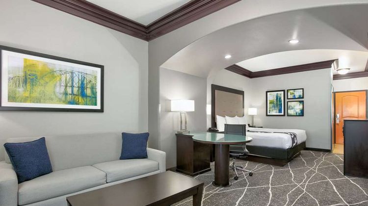 La Quinta Inn & Suites Bryant Suite