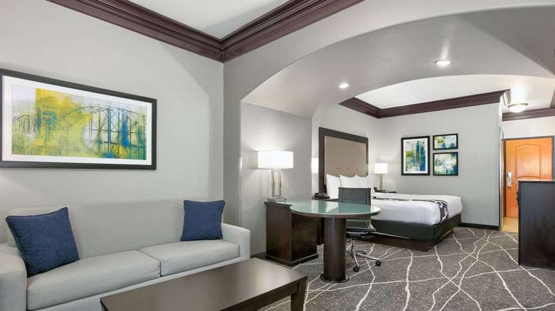 <b>La Quinta Inn & Suites Bryant Suite</b>. Images powered by <a href="https://iceportal.shijigroup.com/" title="IcePortal" target="_blank">IcePortal</a>.