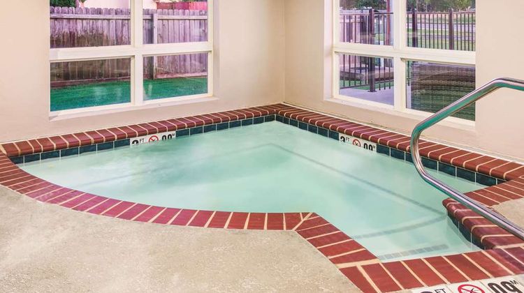 La Quinta Inn & Suites Russellville Pool