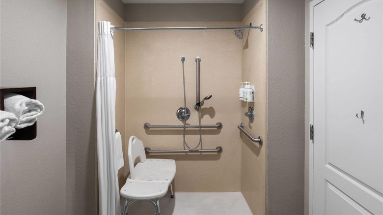 <b>La Quinta Inn & Suites Baton Rouge Room</b>. Images powered by <a href="https://iceportal.shijigroup.com/" title="IcePortal" target="_blank">IcePortal</a>.