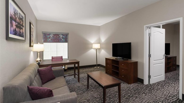 <b>La Quinta Inn & Suites Baton Rouge Suite</b>. Images powered by <a href="https://iceportal.shijigroup.com/" title="IcePortal" target="_blank">IcePortal</a>.